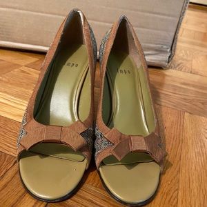 Cute Impo shoes with peep toe - size 8.5